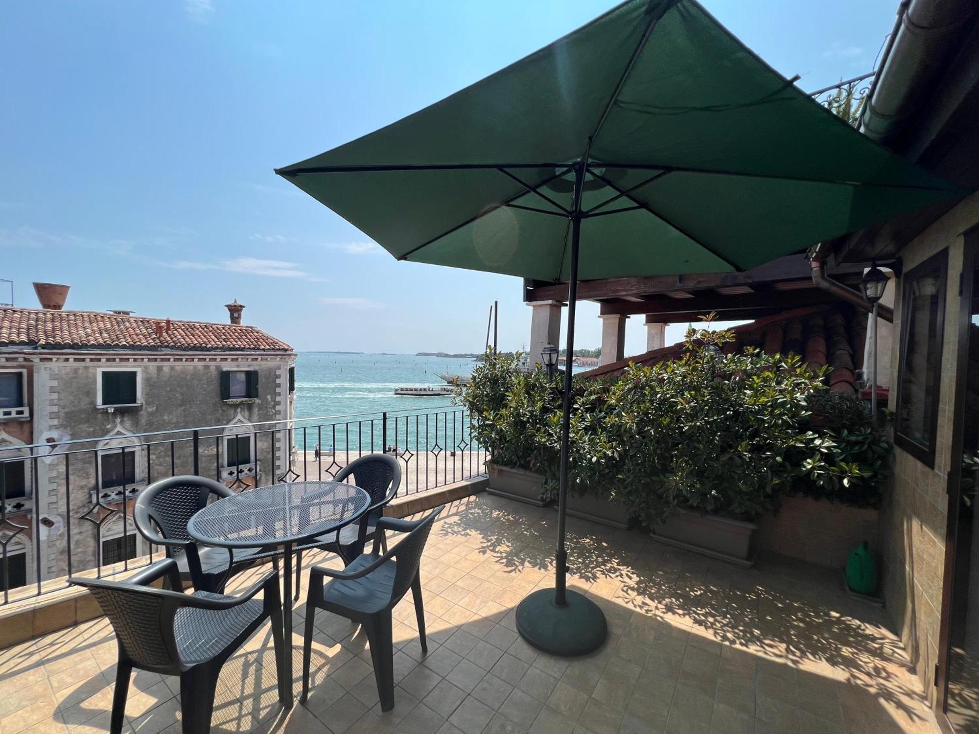 Ca' Delfina Holiday Home Venesia Bagian luar foto