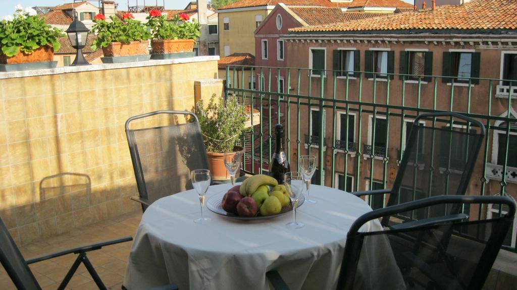 Ca' Delfina Holiday Home Venesia Bagian luar foto