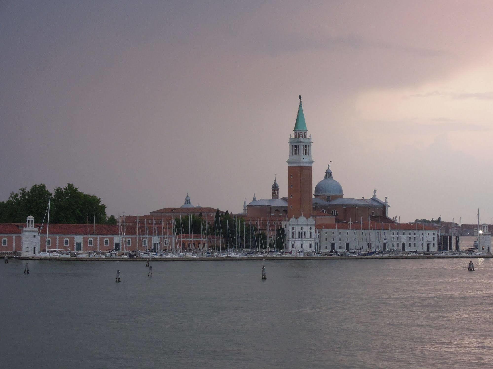 Ca' Delfina Holiday Home Venesia Bagian luar foto
