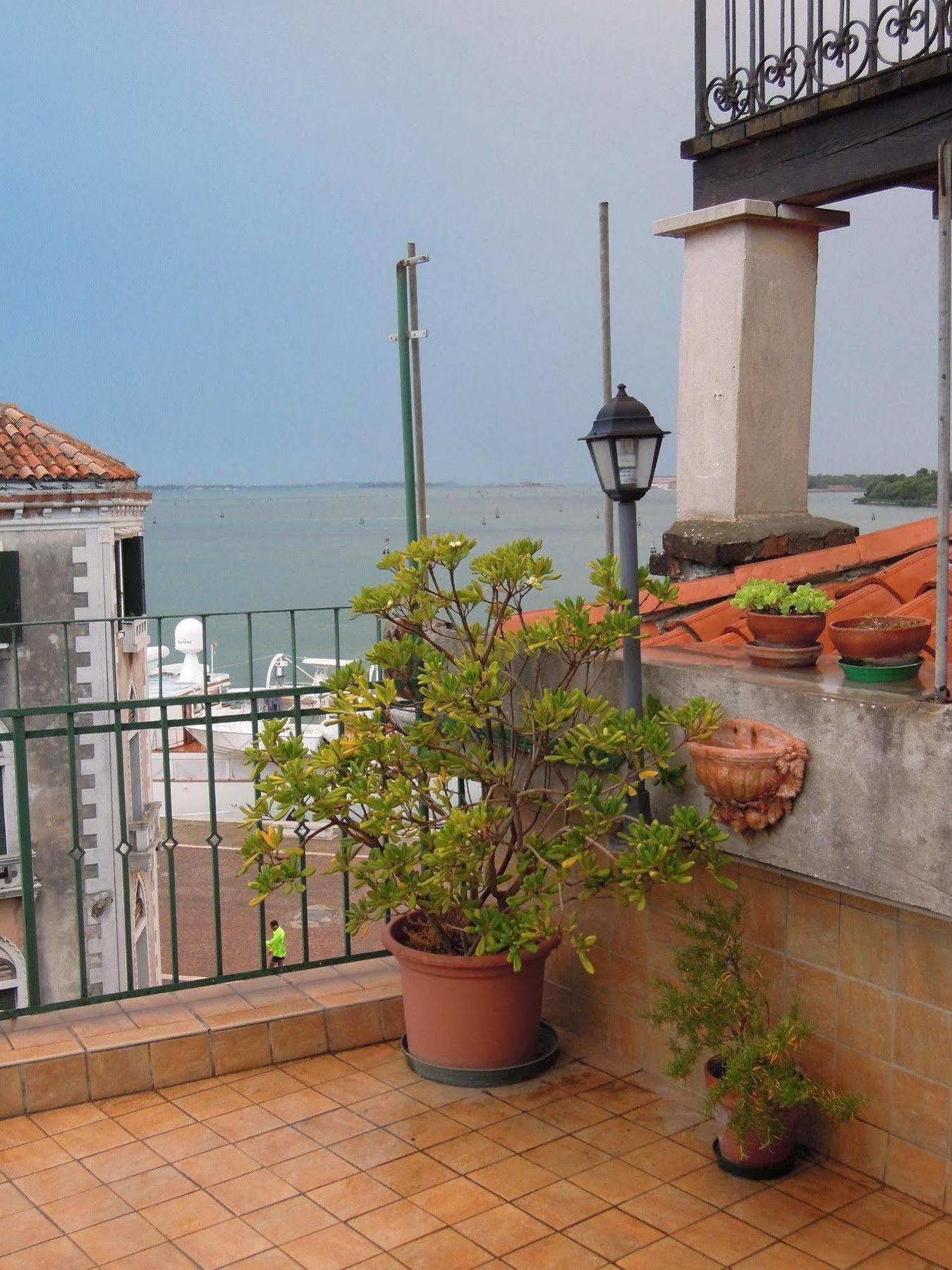 Ca' Delfina Holiday Home Venesia Bagian luar foto