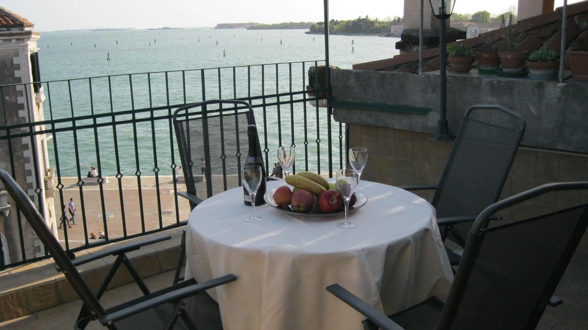 Ca' Delfina Holiday Home Venesia Bagian luar foto